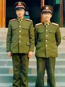 一张退伍合影，让母亲流泪的封面