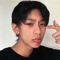 漂亮的牛魔王在摇晃酒杯的头像